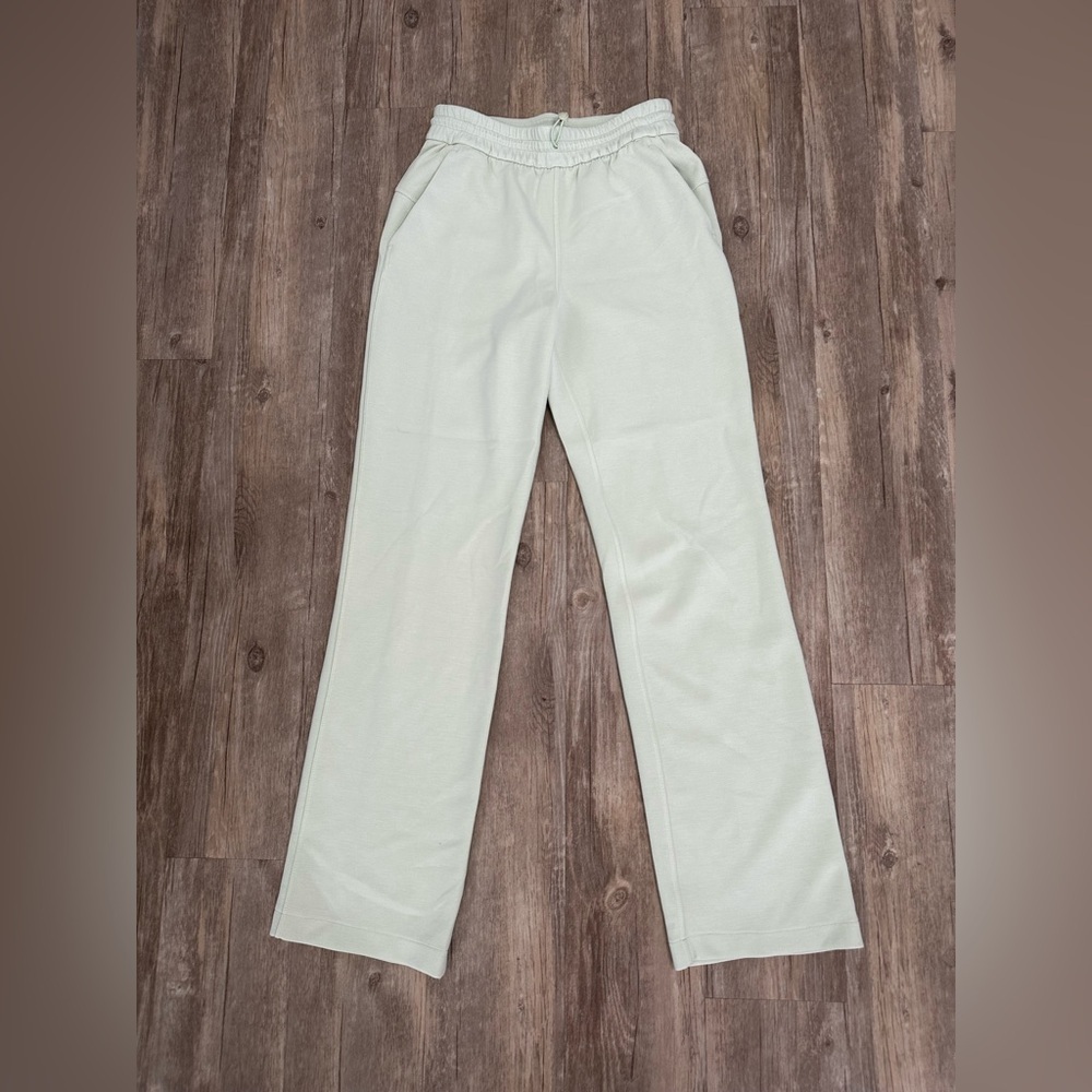 Lululemon Softstreme‎ High-Rise Pant Full Length
Kohlrabi Green size 4